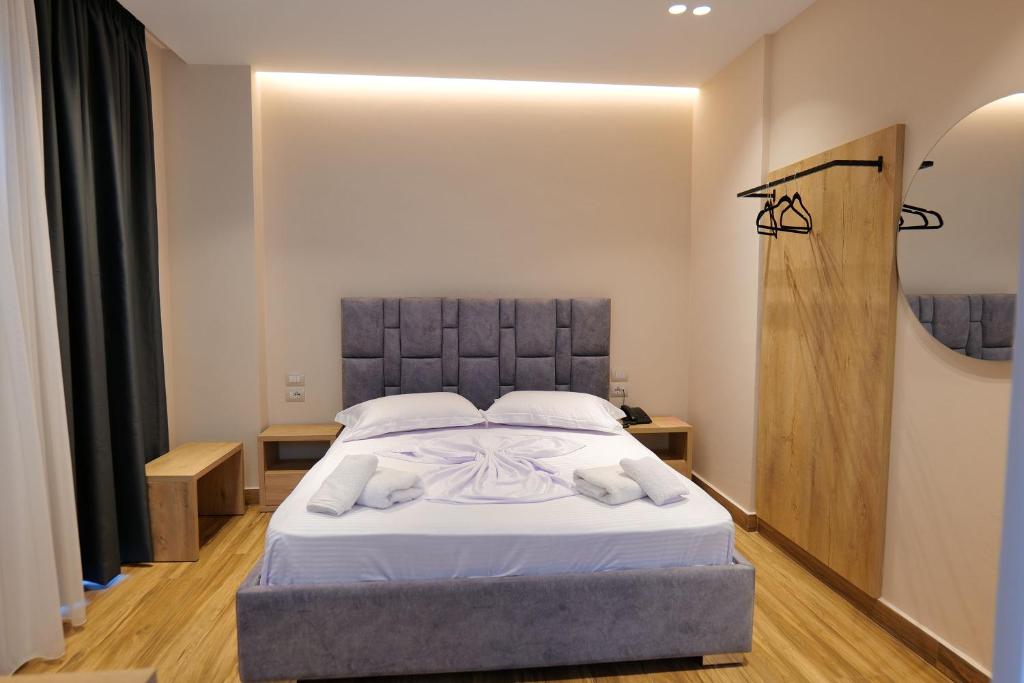 Deluxe Double Room with Side Sea View